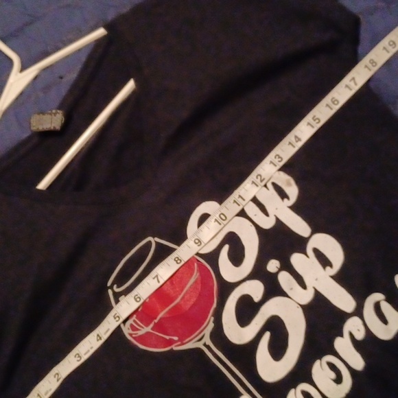 💙🌺Women's Black Vneck Graphic Tee - Picture 9 of 10